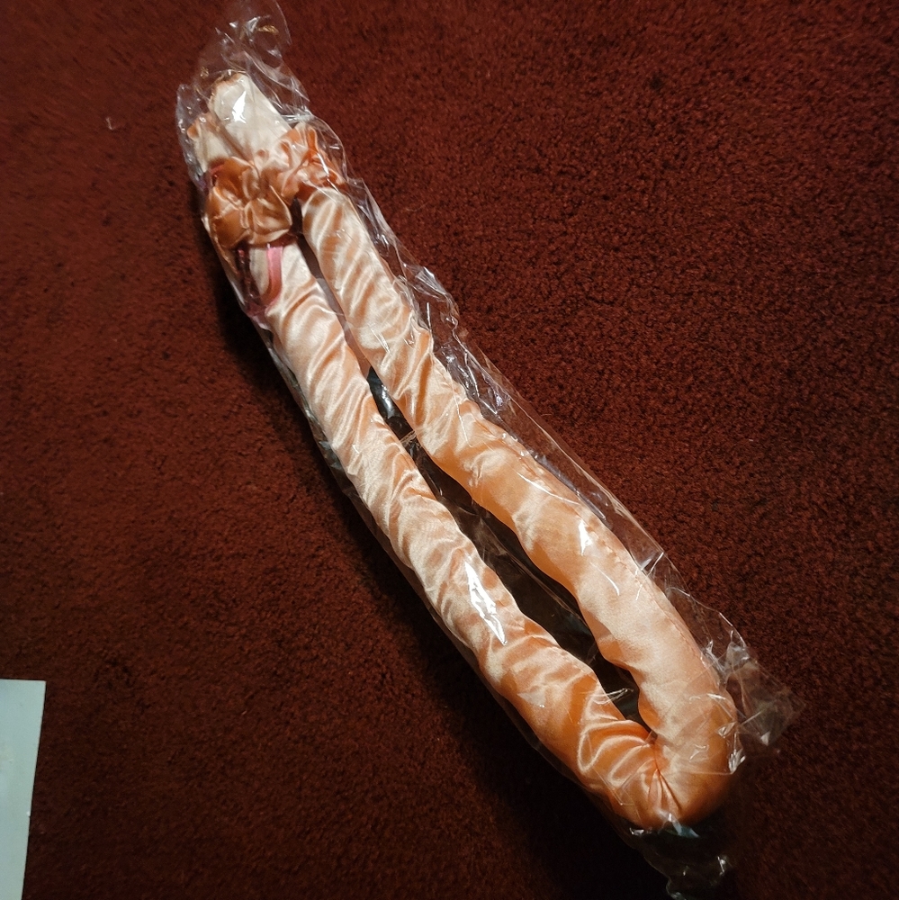 Silk heatless hair curler. Includes curler, 2 scrunchies clip. Still in package